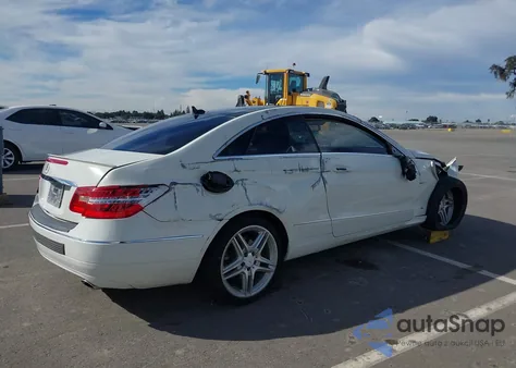 2012 Mercedes-Benz E 350 z USA, uszkodzony, nr VIN WDDKJ5KBXCF137956